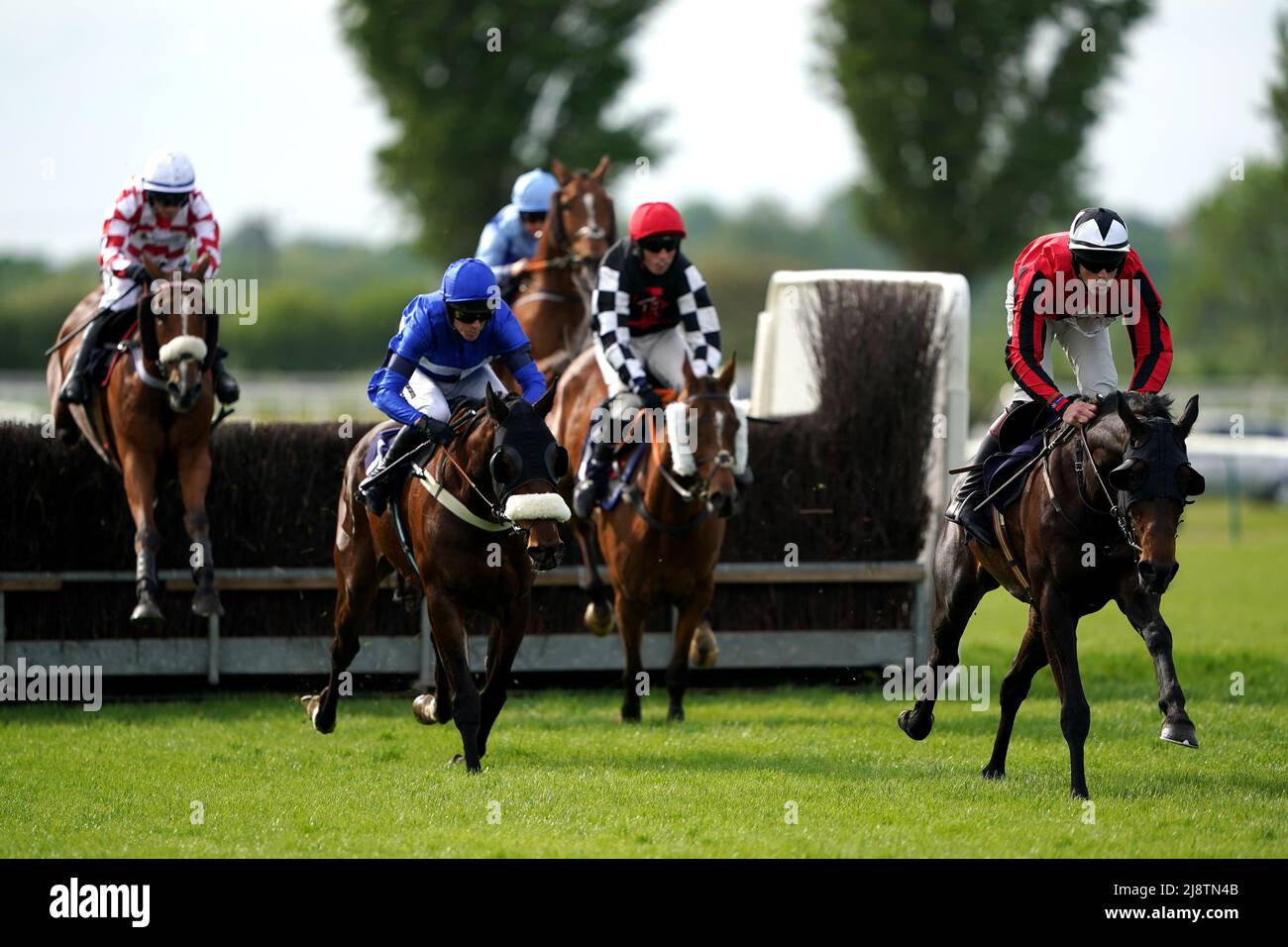 Via dolorosa guidata da Phillip Armson in azione durante la Cazoo handicap Chase all'ippodromo di Southwell, Nottinghamshire. Data foto: Mercoledì 18 maggio 2022. Foto Stock