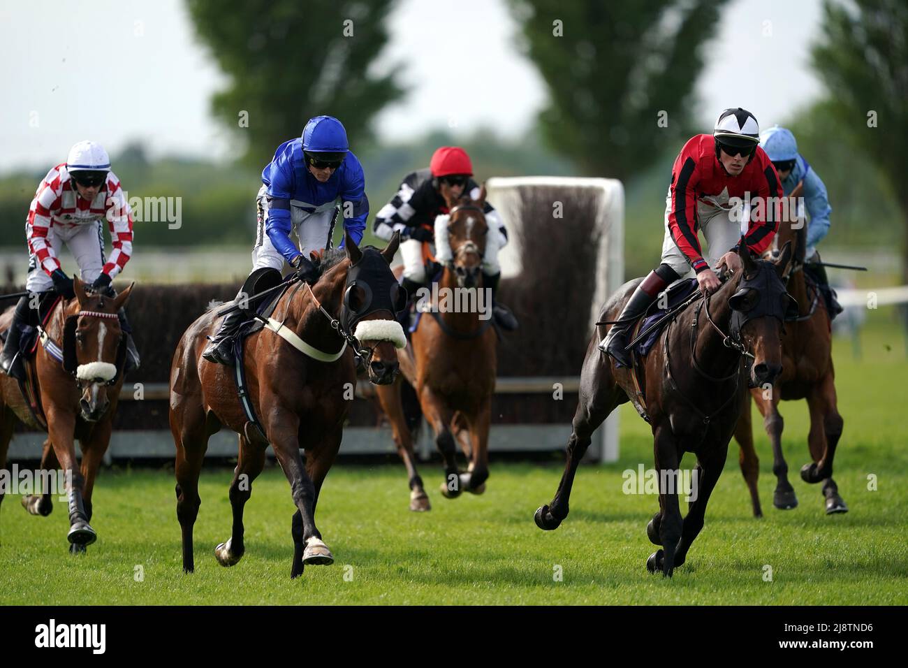 Via dolorosa guidata da Phillip Armson in azione durante la Cazoo handicap Chase all'ippodromo di Southwell, Nottinghamshire. Data foto: Mercoledì 18 maggio 2022. Foto Stock
