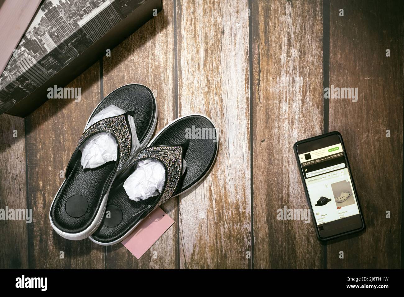 ACQUISTI ONLINE TRAMITE PIATTAFORME ONLINE. SCATOLE PER SCARPE. Foto Stock