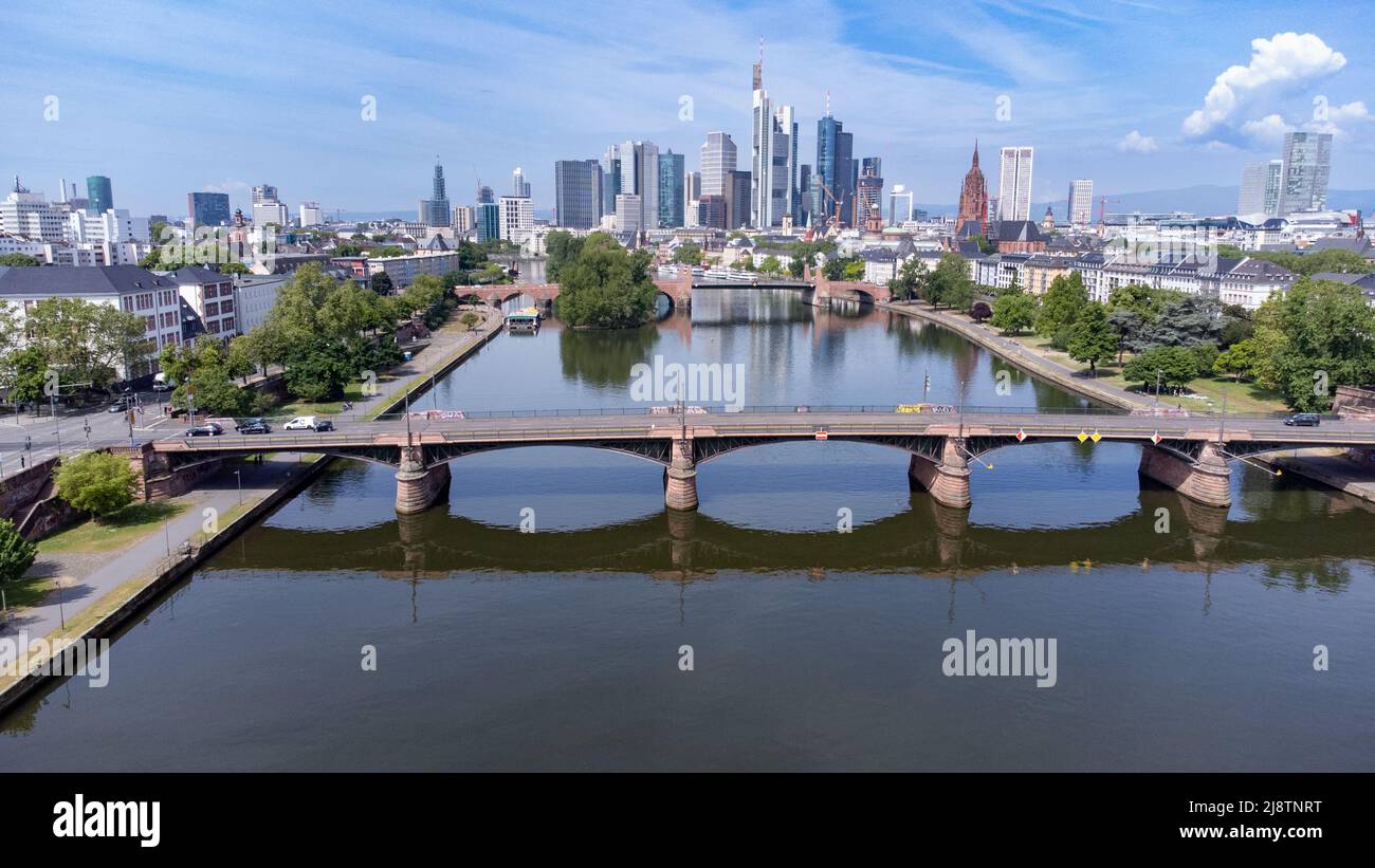 Centro di Francoforte e ponti sul fiume meno, Francoforte, Germania Foto Stock