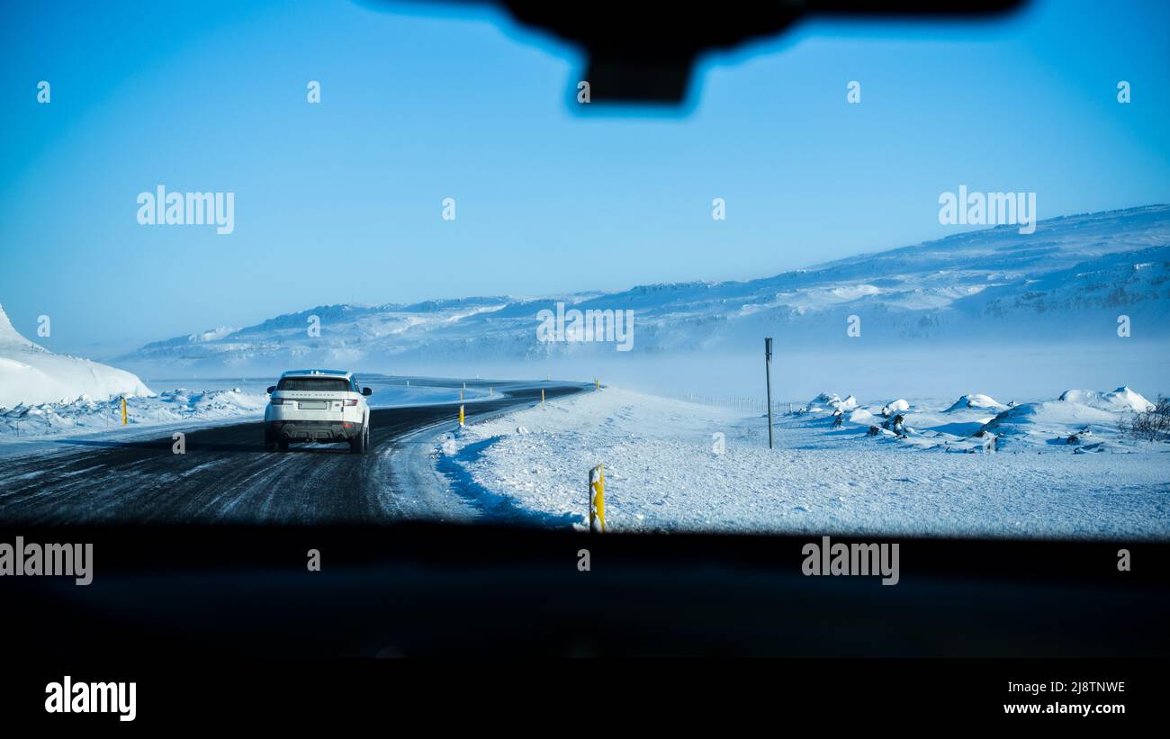 Range Rover guida su una strada ghiacciata nel nord dell'Islanda Foto Stock