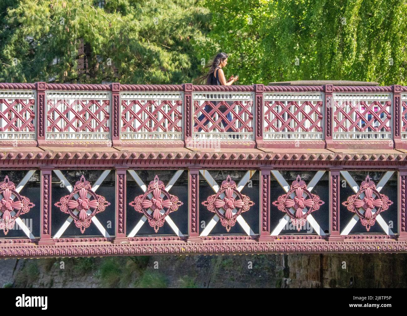 Attraversando l'attraente ponte vittoriano in ghisa Bedminster Bridge attraverso l'Avon New Cut per traffico e pedoni a Bristol UK Foto Stock