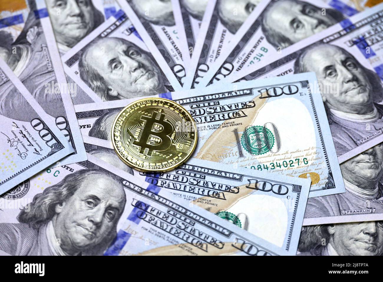 Bitcoin sulle banconote in dollari statunitensi. Concetto di moneta elettronica decentrata, criptovaluta, commercio globale ed economia Foto Stock