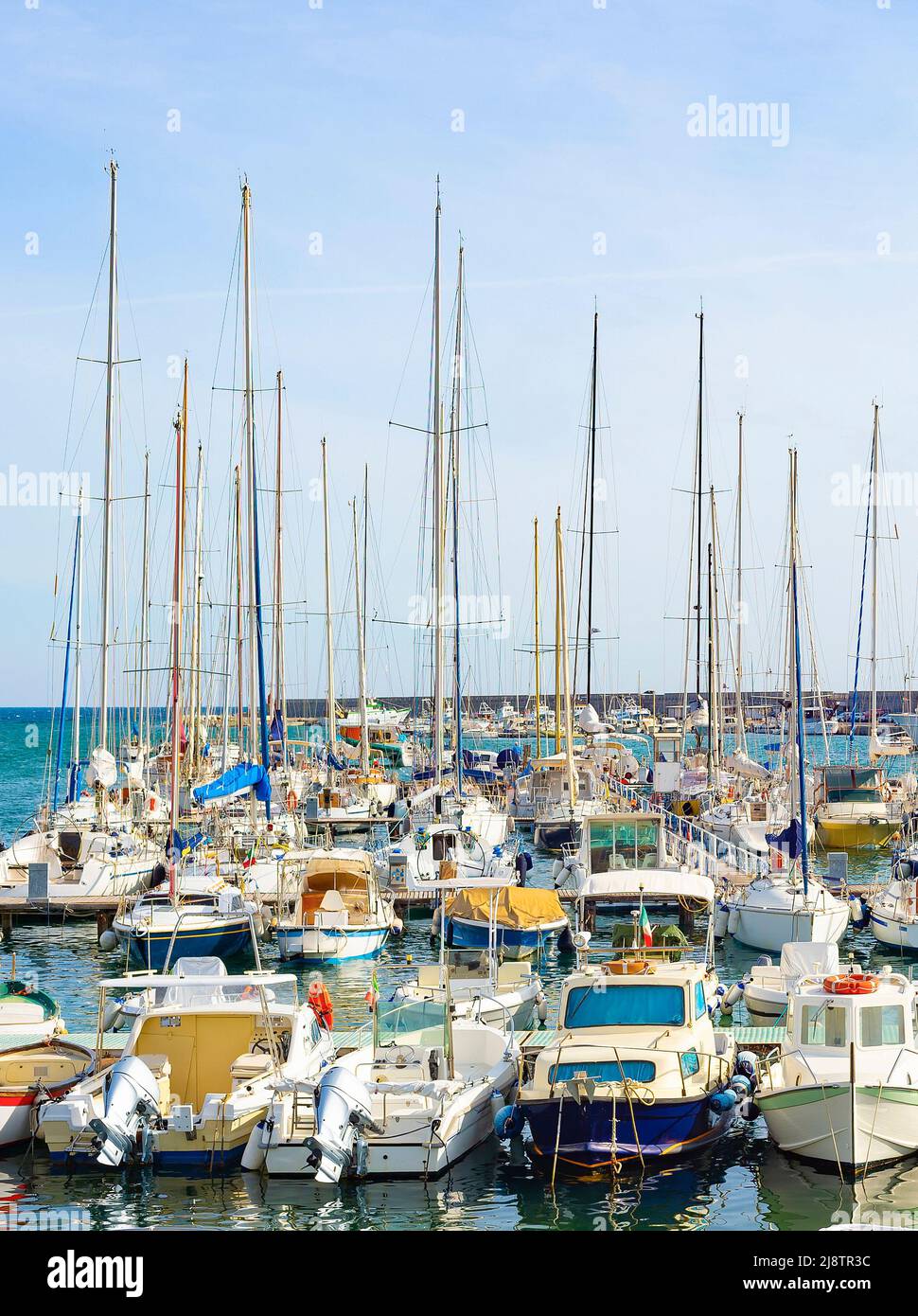 Barche a motore e yacht ormeggiati in marina, giorno di sole luminoso, Italia Foto Stock