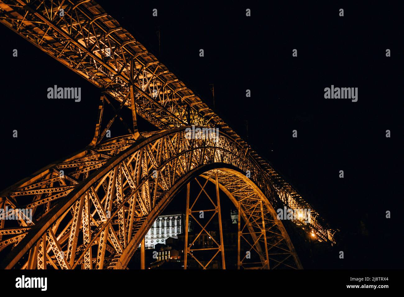 Porto, Portogallo, 10.04.22: Brücke Dom Luis im Lampenlicht. Foto: Presepfoto Mika Volkmann Foto Stock