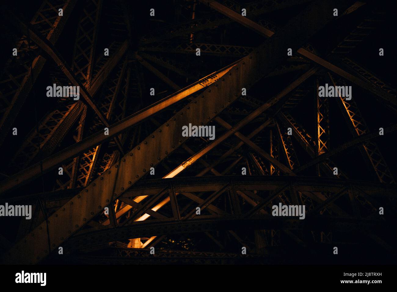 Porto, Portogallo, 10.04.22: Die Unterkonstruktion mit den Stahlträgern der Brücke Dom Luis im Lampenlicht. Foto: Presepfoto Mika Volkmann Foto Stock