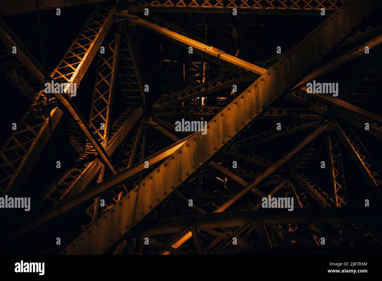 Porto, Portogallo, 10.04.22: Die Unterkonstruktion mit den Stahlträgern der Brücke Dom Luis im Lampenlicht. Foto: Presepfoto Mika Volkmann Foto Stock