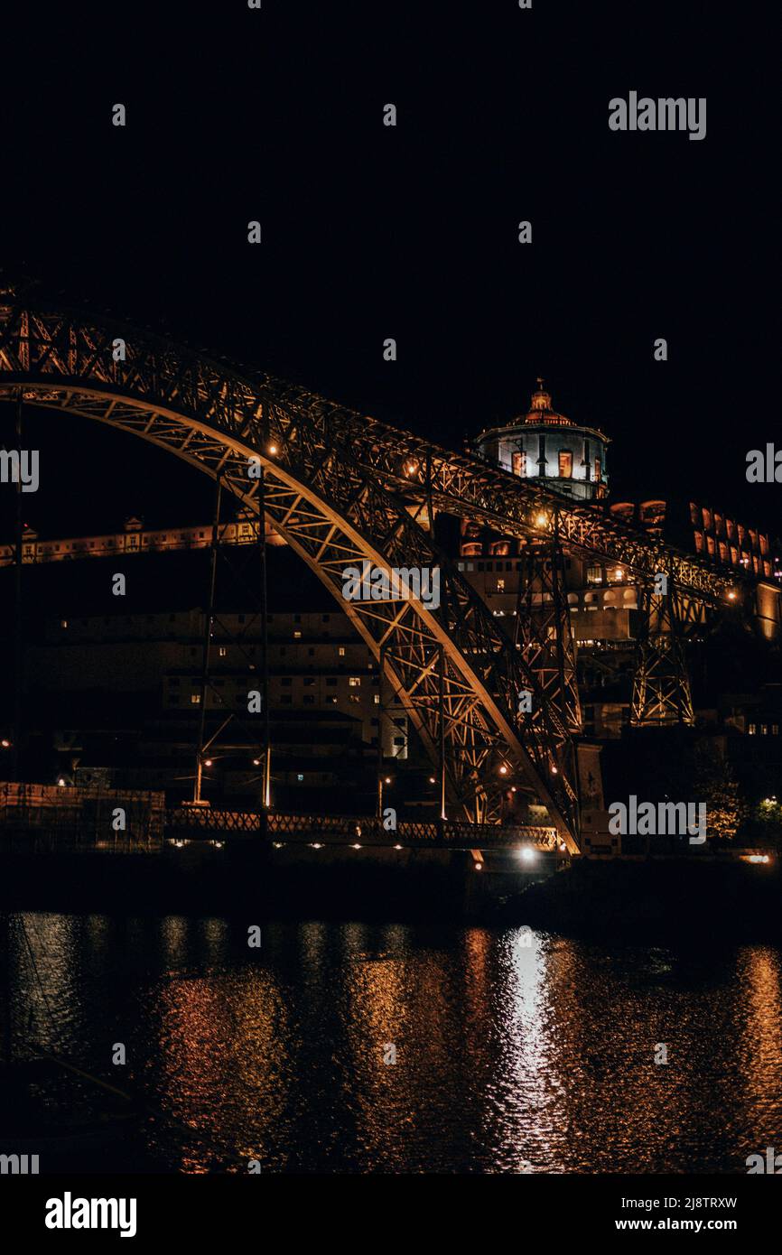 Porto, Portogallo, 10.04.22: Brücke Dom Luis im Lampenlicht. Foto: Presepfoto Mika Volkmann Foto Stock