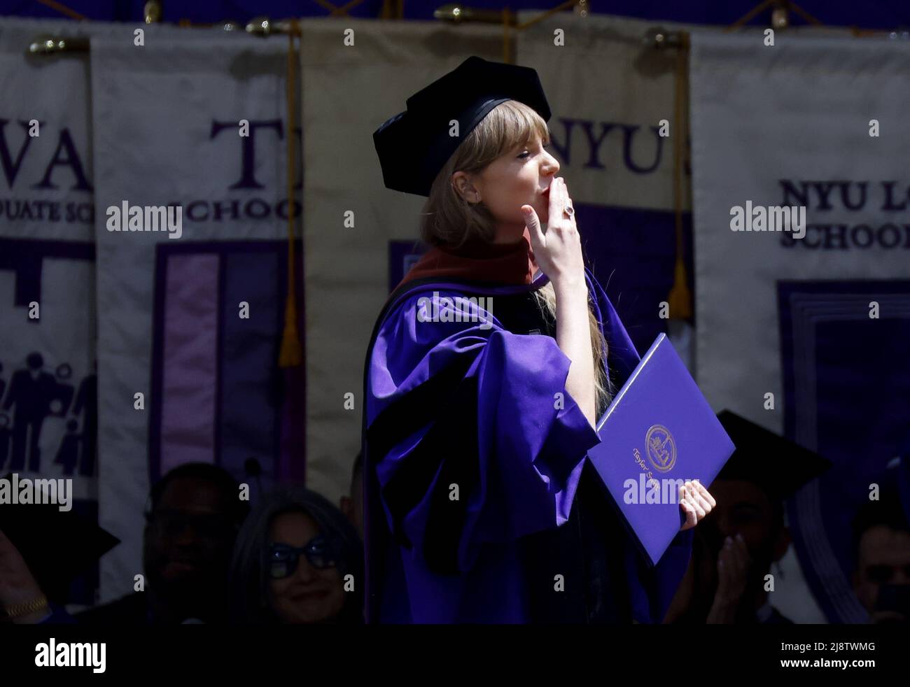 New York, Stati Uniti. 18th maggio 2022. Taylor Swift ha conseguito una laurea honorary Doctor of fine Arts prima di iniziare un discorso per i laureati della classe 2022 della New York University allo Yankee Stadium di New York City mercoledì 18 maggio 2022. Foto di John Angelillo/UPI Credit: UPI/Alamy Live News Foto Stock