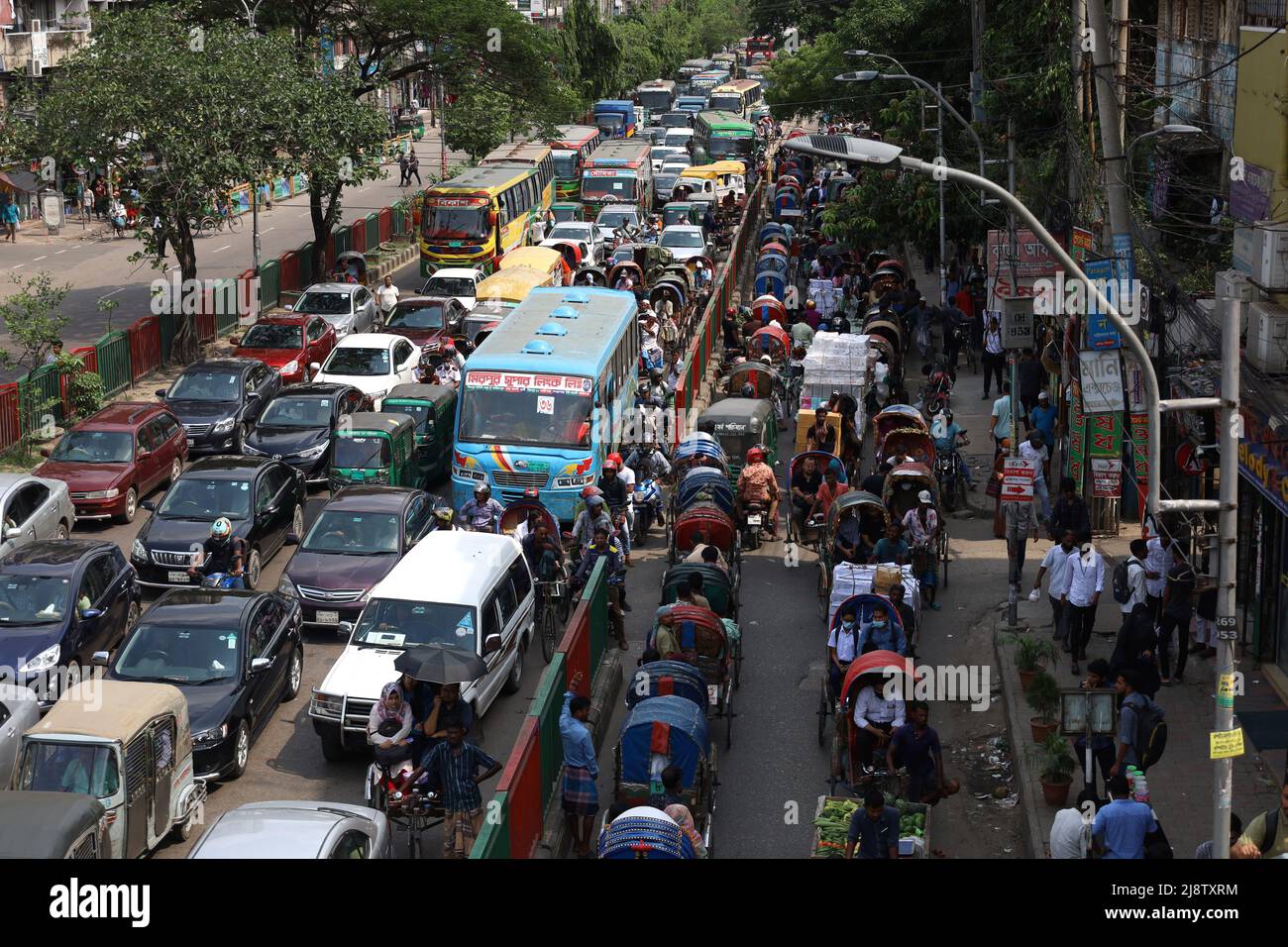 Dhaka, Dhaka, Bangladesh. 18th maggio 2022. Gli ingorghi e le temperature estreme hanno sconvolto la vita pubblica a Dhaka. (Credit Image: © Syed Mahabubul Kader/ZUMA Press Wire) Foto Stock