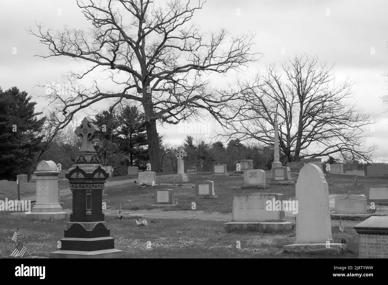 Un vecchio cimitero sembra inquietante anche alla luce del giorno, con la sua collezione di pietre di testa intemperie Foto Stock