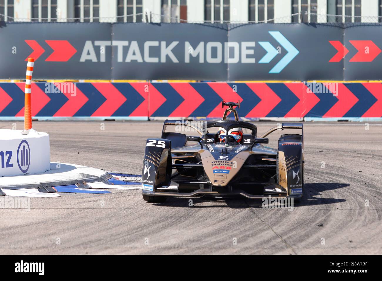 Berlino, Germania, 15th maggio 2022. 2022 Shell Recharge Berlin e-Prix, Round 8 del Campionato del mondo di Formula e ABB FIA 2021-22, circuito aeroportuale Tempelhof a Berlino, Germania nella foto: #25 Jean-Eric VERGNE (fra) di DS Techeetach © Piotr Zajac/Alamy Live News Foto Stock