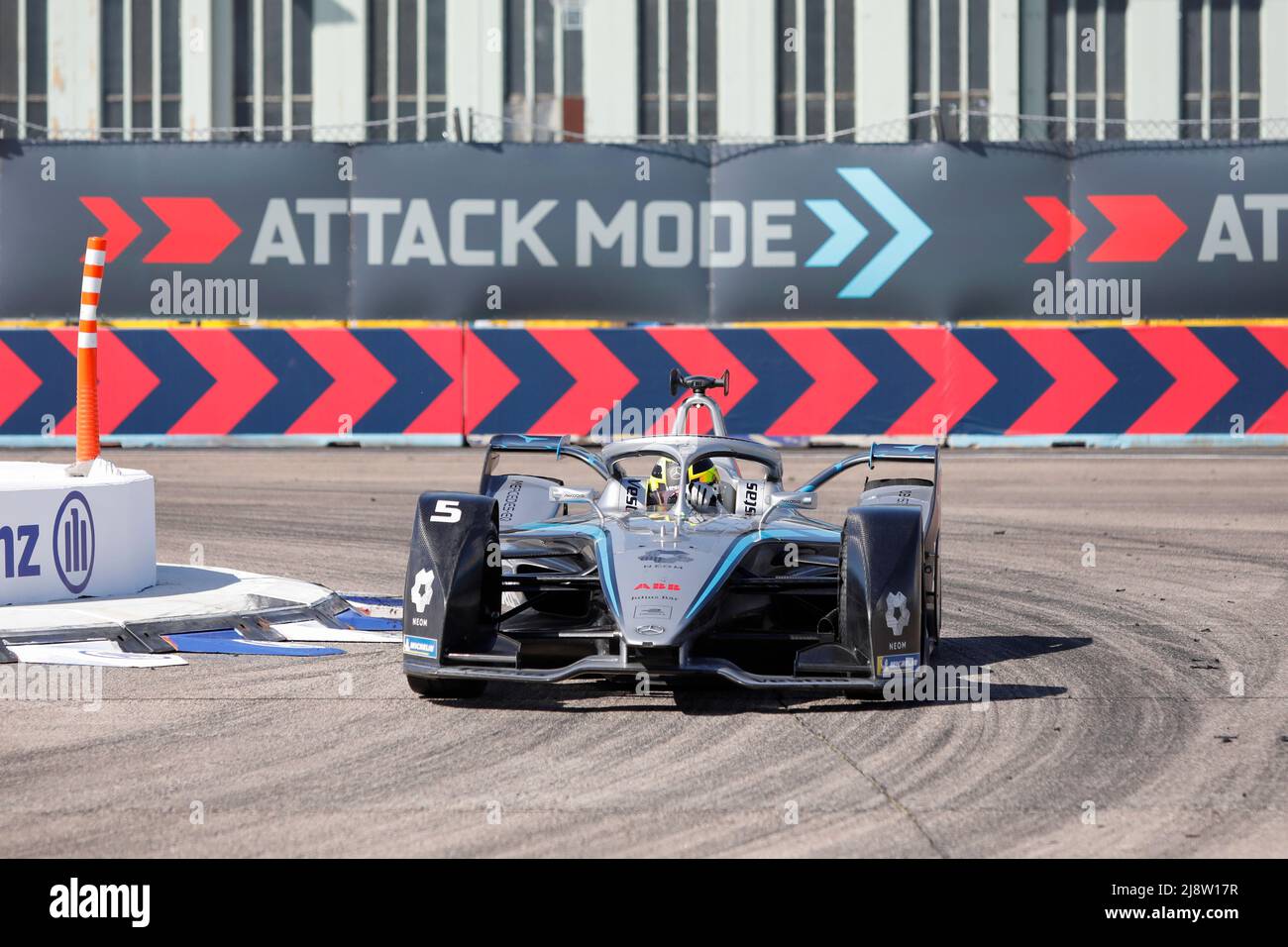 Berlino, Germania, 15th maggio 2022. 2022 Shell Recharge Berlin e-Prix, Round 8 del Campionato del mondo di Formula e ABB FIA 2021-22, Tempelhof Airport Circuit a Berlino, Germania nella foto: #5 Stoffel VANDOORNE (bel) del Team Mercedes-EQ Formula e © Piotr Zajac/Alamy Live News Foto Stock