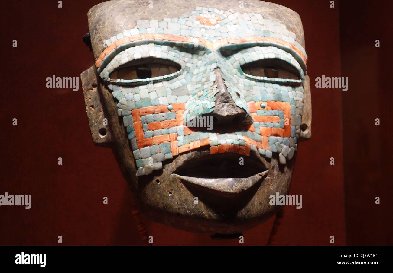 Maschera Precolumbian da Malinaltepec Messico. Questa maschera è realizzata con pietra verde e inserti a serpentina, amazonite, turchese, conchiglia e ossidiana Foto Stock