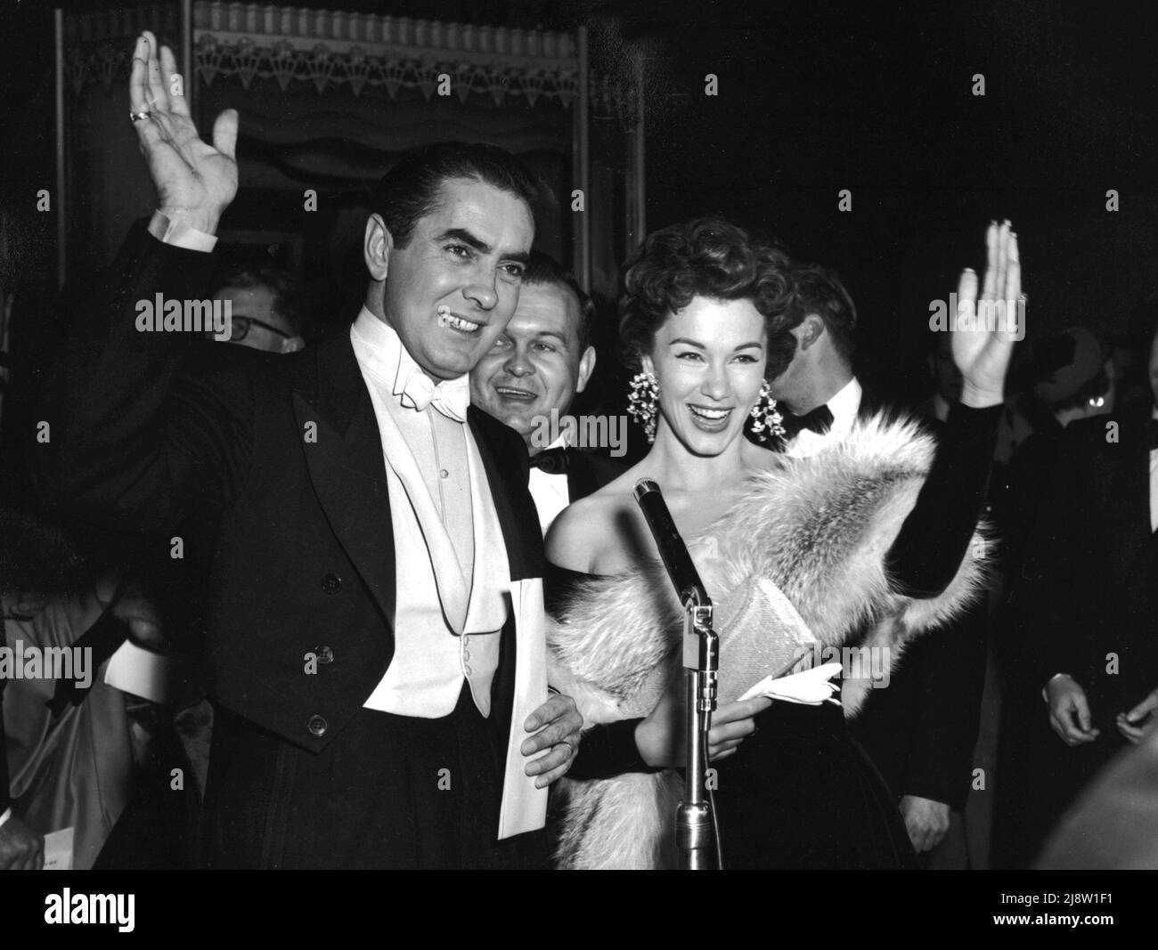 Tyrone Power, moglie Linda Christian, 26th Academy Awards -1954. Riferimento file n. 34145-830THA Foto Stock