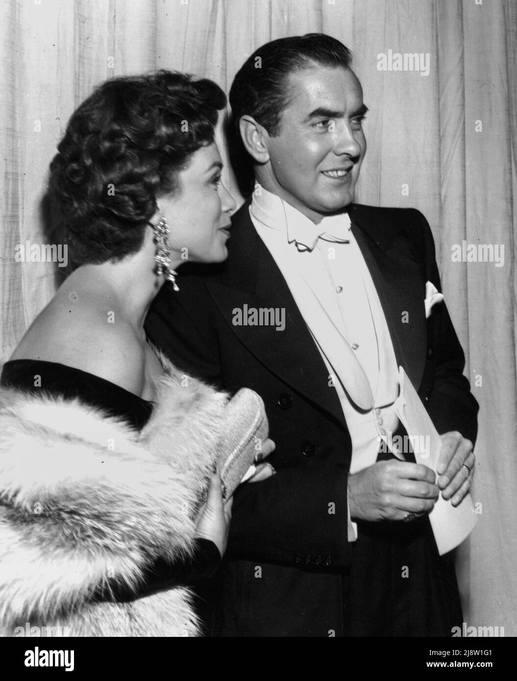 Tyrone Power, moglie Linda Christian, 26th Academy Awards -1954. Riferimento file n. 34145-829THA Foto Stock