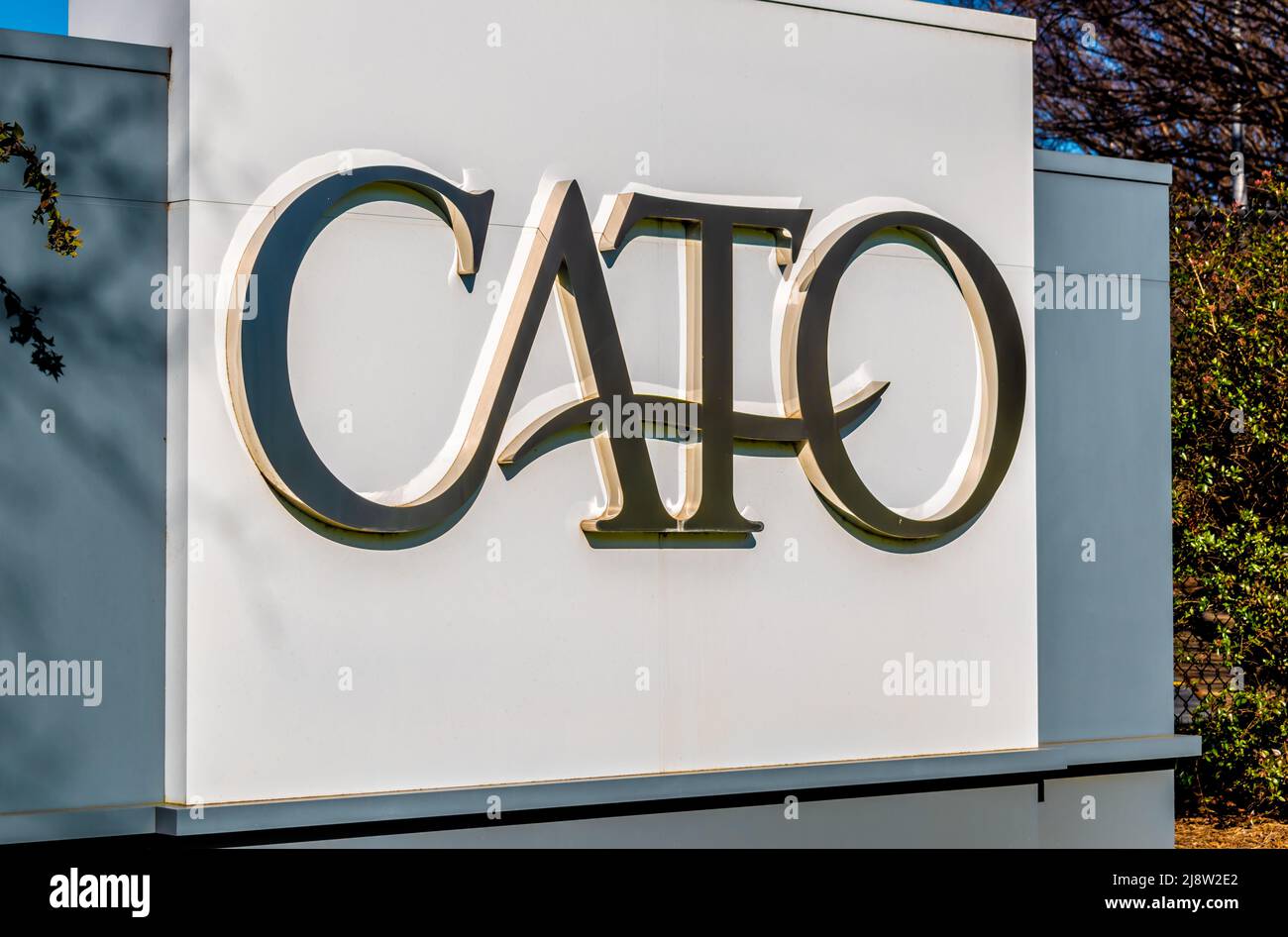 Outdoor, free standing brand e logo Street advertising per 'ATO' azienda di abbigliamento moda in una luminosa giornata di sole a Charlotte, North Carolina. Foto Stock