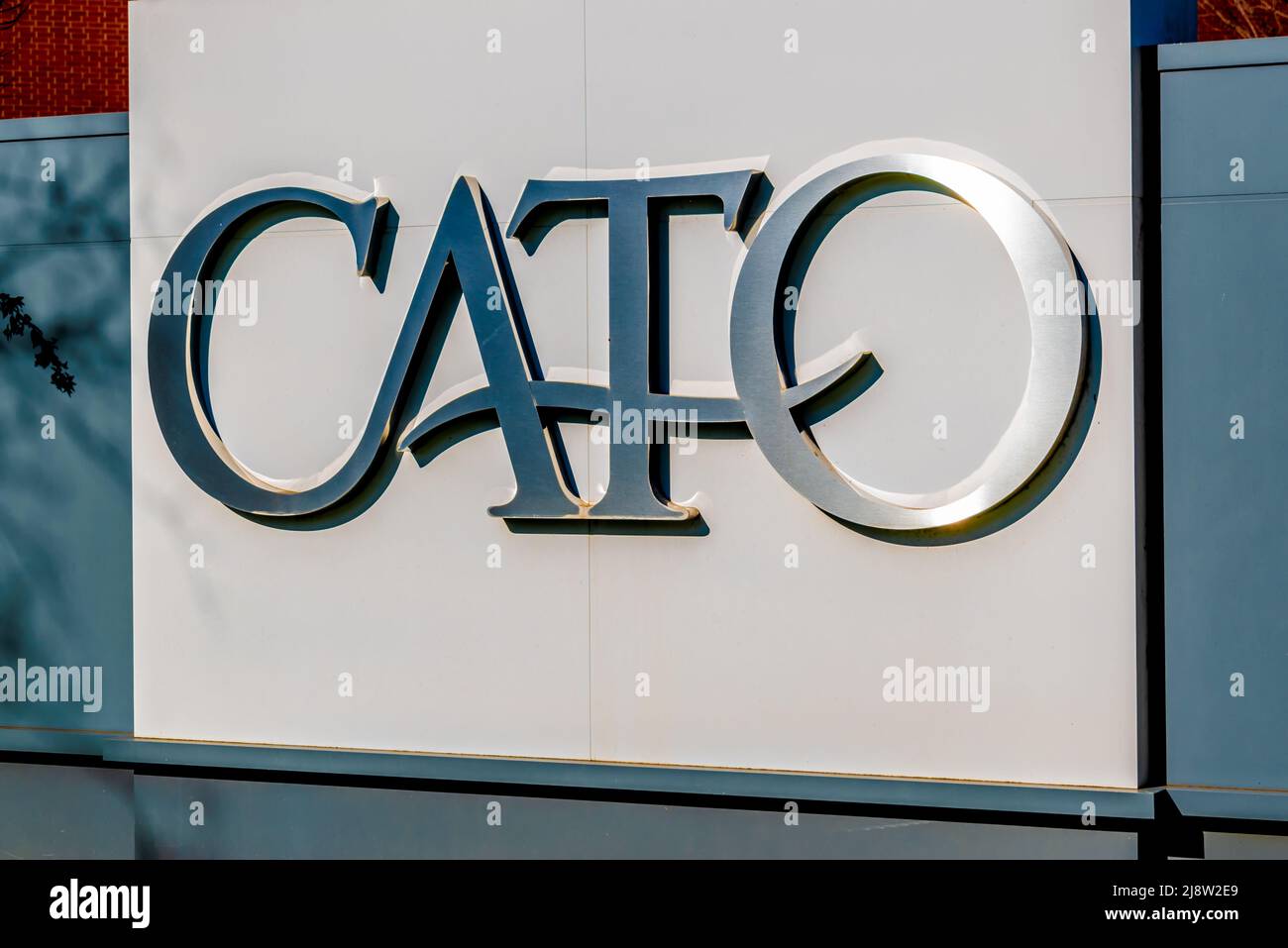 Outdoor, free standing brand e logo Street advertising per 'ATO' azienda di abbigliamento moda in una luminosa giornata di sole a Charlotte, North Carolina. Foto Stock