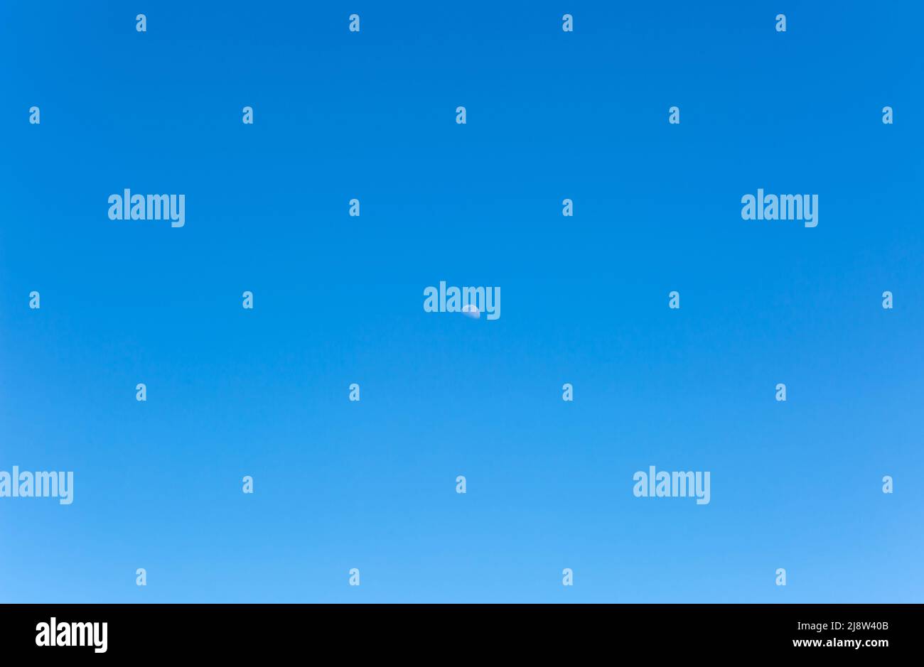 La texture del cielo blu con la luna al centro. Giorno Foto Stock