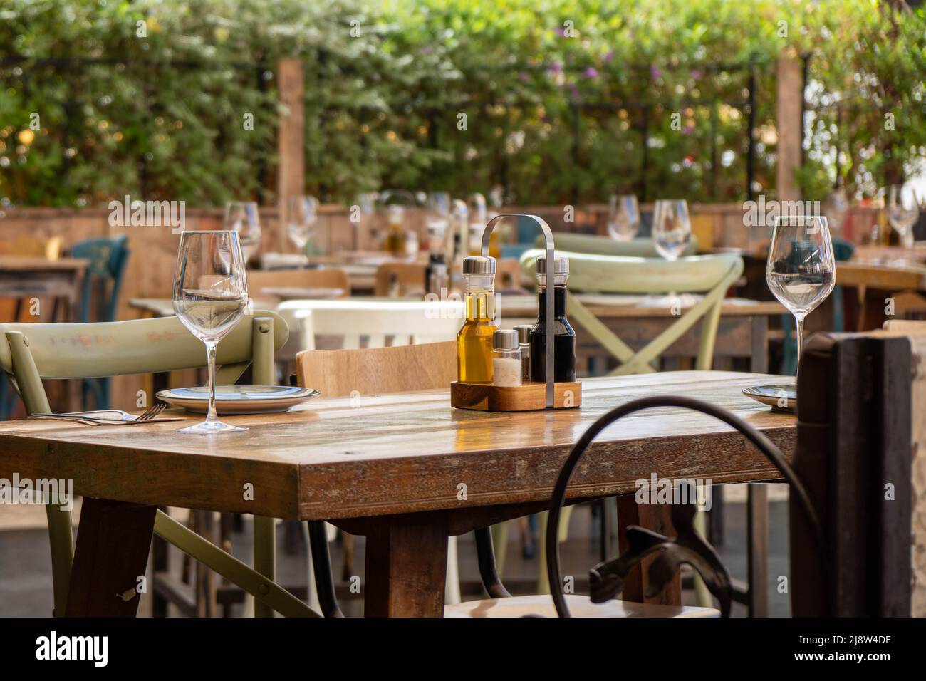 tavolo in ristorante con bicchiere di vino, olio e aceto balsamico Foto Stock