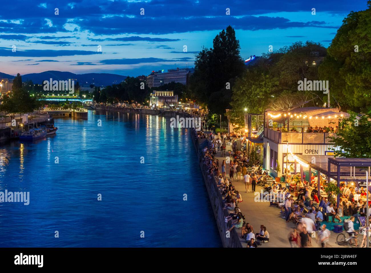 Wien, Vienna: fiume Donaukanal (canale del Danubio), la gente si siede sul rinforzo della banca, ristorante all'aperto e bar 'Adria Wien' nel 01. Centro storico, Vienna, Austri Foto Stock