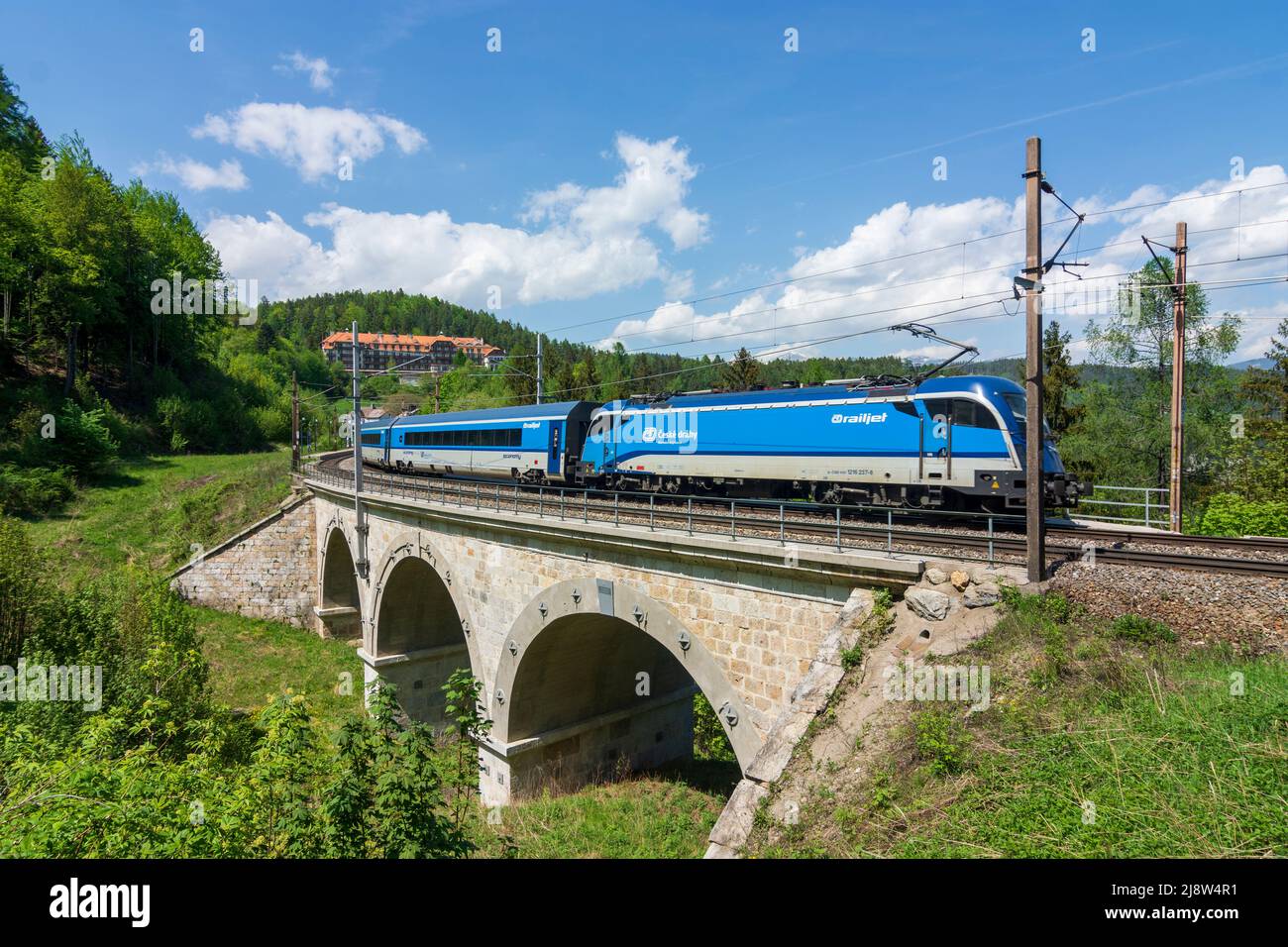 Semmering: Semmeringbahn (Semmering Railway), viadotto Kartnerkogel-Viadukt, treno ferroviario ceco, casa Kurhaus Semmering a Wiener Alpen, Alp Foto Stock