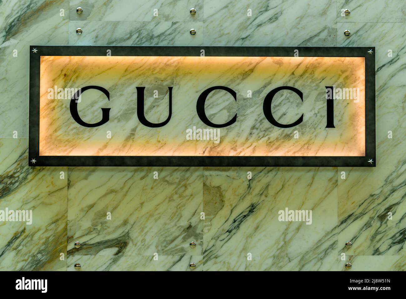 Centro commerciale interno facciata marchio e logo segnaletica per 'GUCCI', un negozio di abbigliamento e accessori di alta qualità al Southpark Mall di Charlotte, NC. Foto Stock