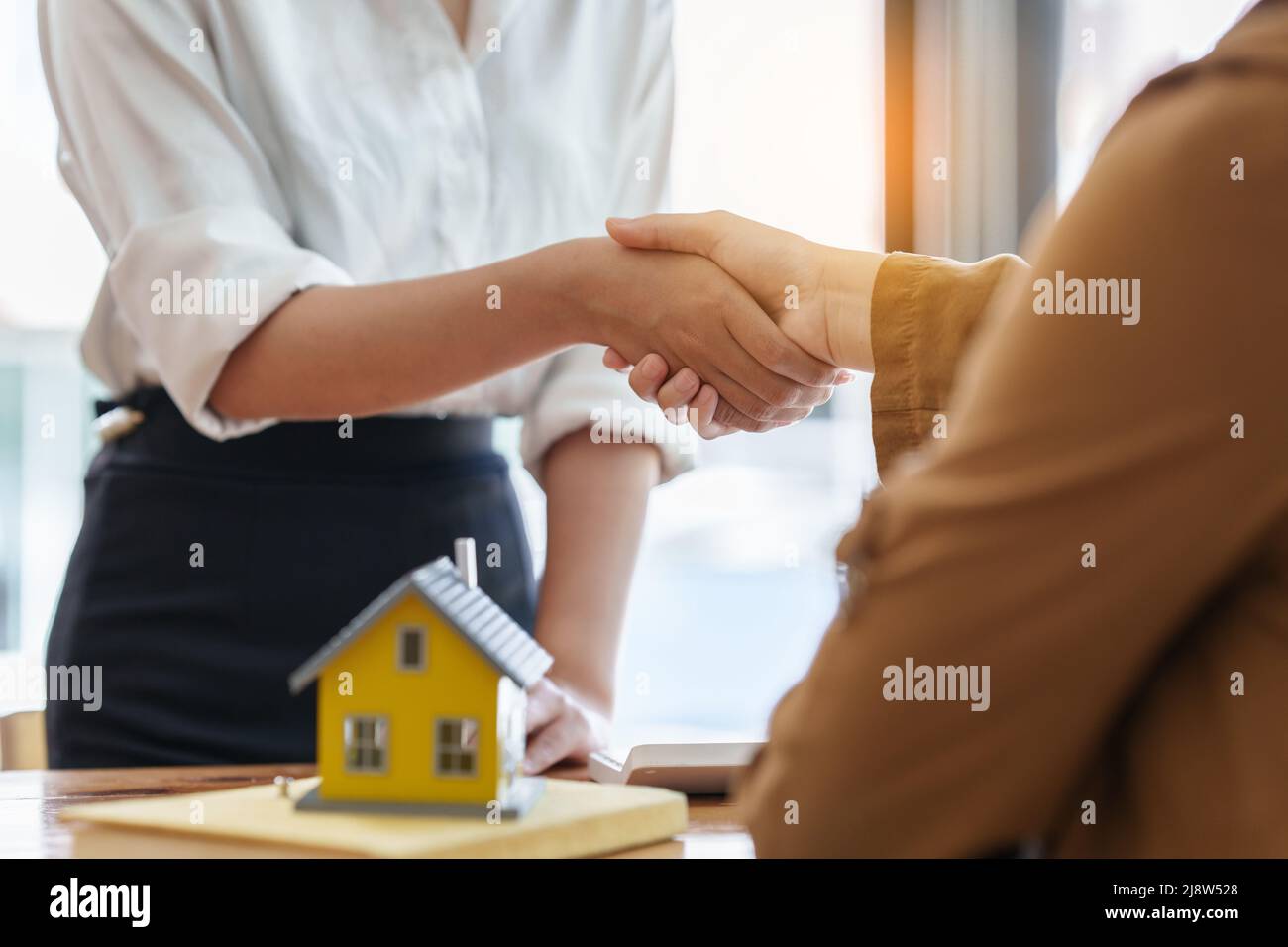 Incontro e handshaking di agenti e clienti dopo un buon affare per buy house. Accordo e concetto immobiliare. Foto Stock