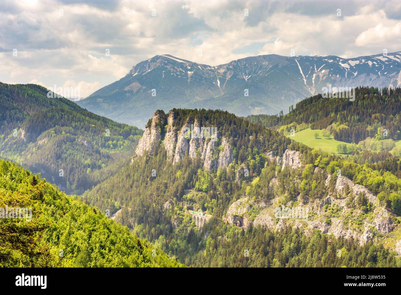 Semmering: Vista dalla torre di prospettiva Doppelreiterwarte a Semmeringbahn (Semmering Railway) e il Polleroswand, cargo treno in background il Rax Foto Stock