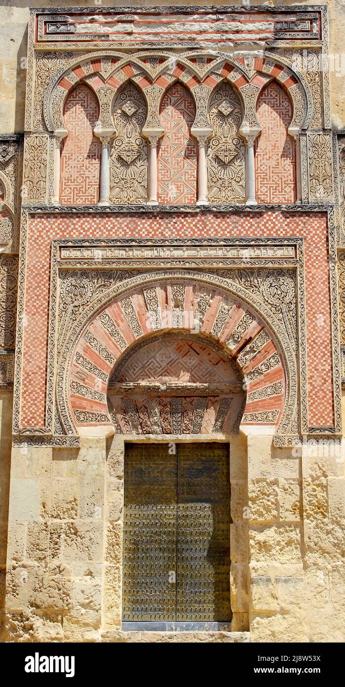 Le mura esterne e le porte della Mezquita islamica a Cordoba Foto Stock