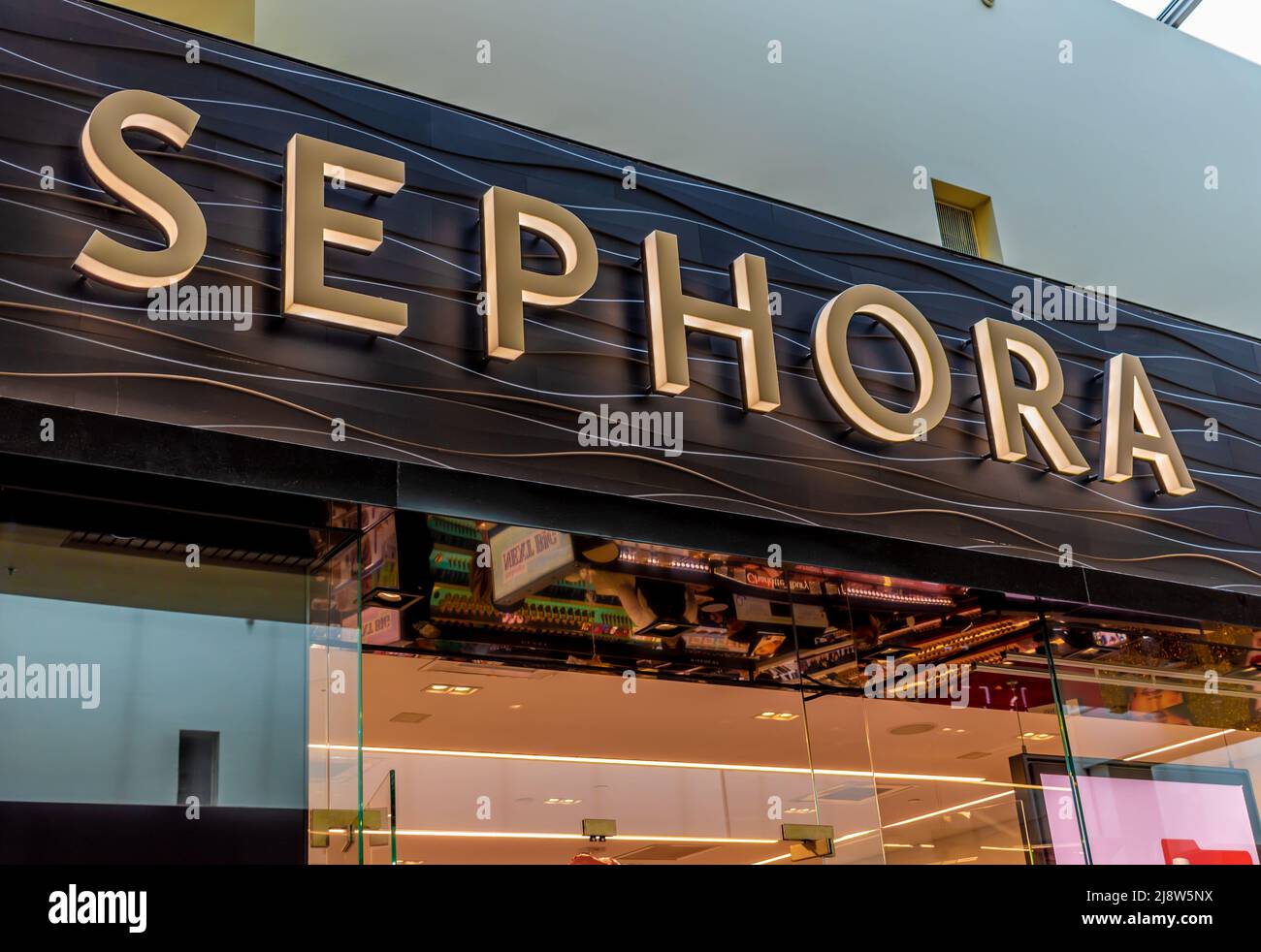 Centro commerciale interno facciata marchio e logo per 'Sphora' una società francese di prodotti di bellezza collezione, sopra le finestre in vetro riflettente. Foto Stock