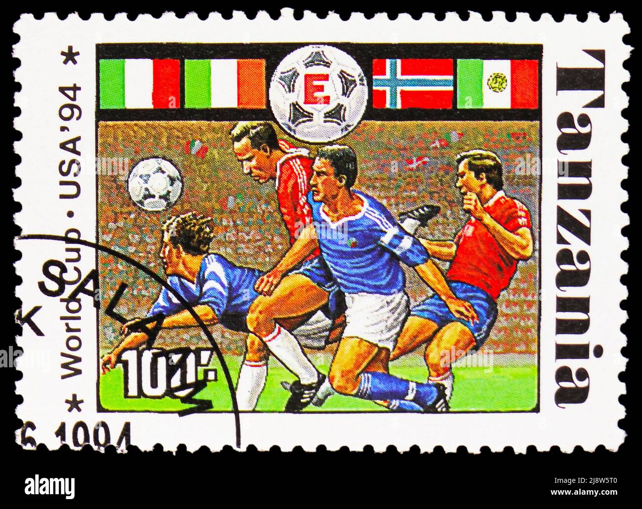 MOSCA, RUSSIA - 14 MAGGIO 2022: Francobollo stampato in Tanzania mostra il Gruppo e, Coppa del mondo FIFA 1994 - USA serie, circa 1994 Foto Stock