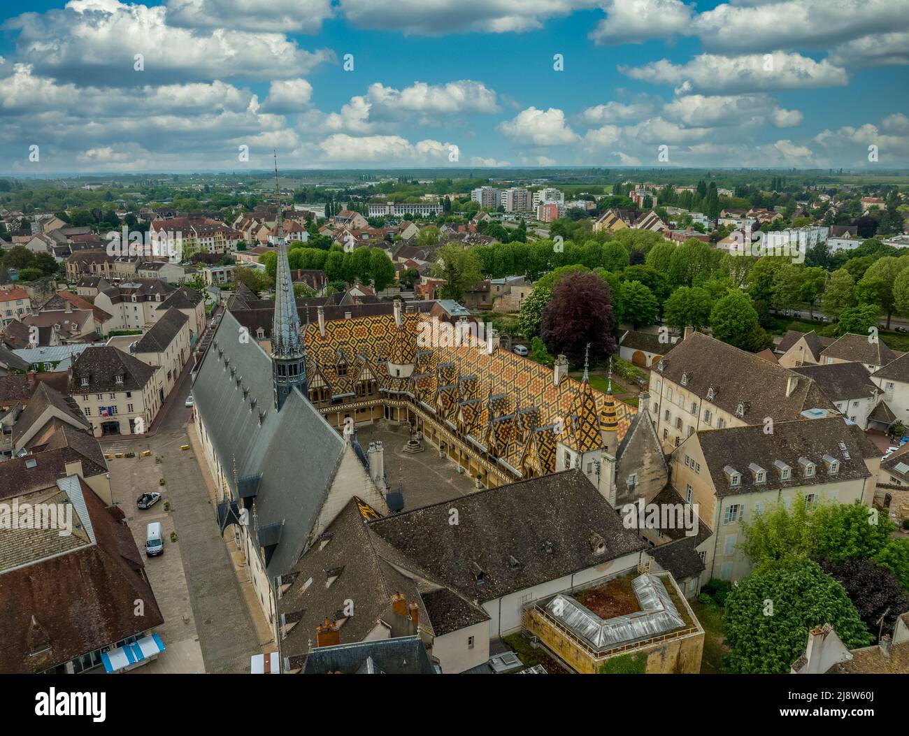 Vista aerea di belle piastrelle verniciate belle piastrelle verniciate tetti policromi dell'Hotel de Dieu medievale ospizio gotico a Beaune, Borgogna Fr Foto Stock Vista aerea di belle piastrelle verniciate belle piastrelle verniciate tetti policromi dell'Hotel de Dieu medievale ospizio gotico a Beaune, Borgogna Fr Foto Stock