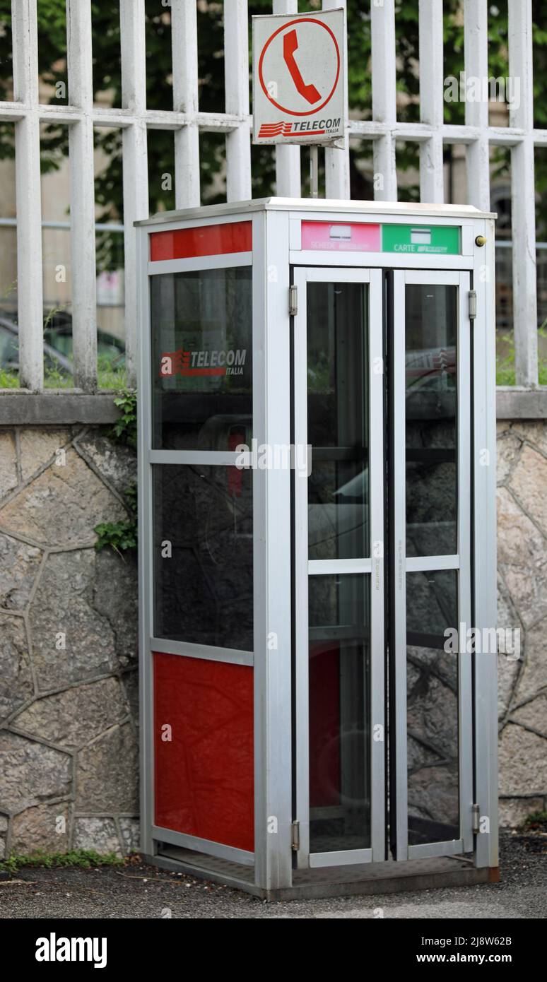 Vecchia cabina telefonica italiana immagini e fotografie stock ad alta  risoluzione - Alamy