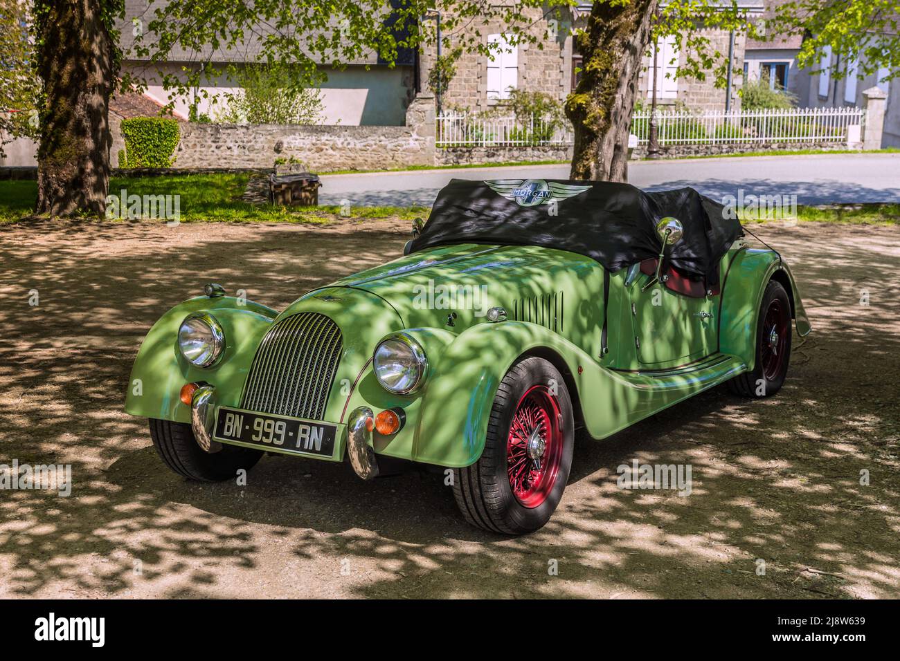 Classic Morgan cabriolet sports car con copertura protettiva contro le intemperie - Ahun, Creuse (23), Francia. Foto Stock
