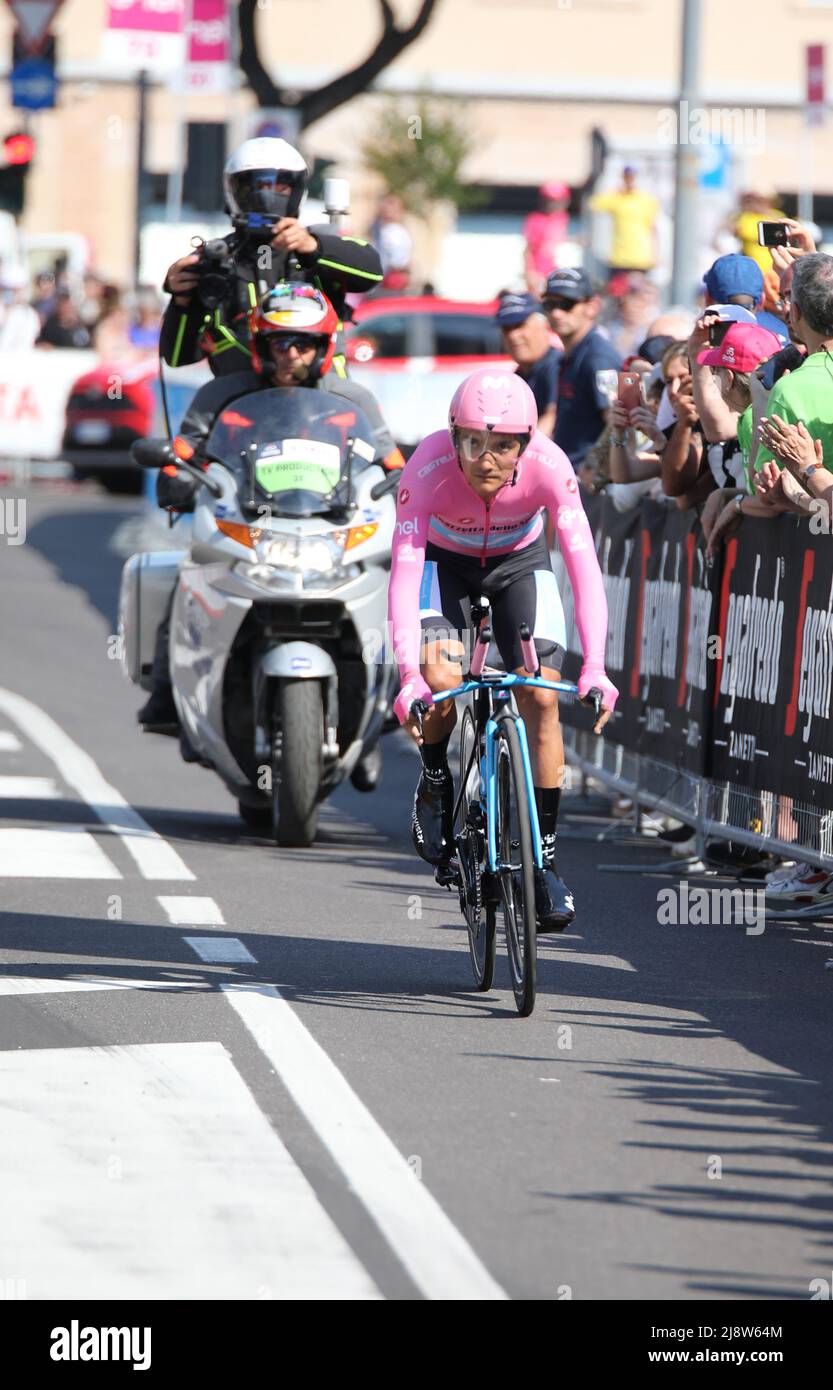 Verona, VR, Italia - 2 giugno 2019: Ultimo giro d'Italia chiamato giro d Italia è una gara ciclistica con il ciclista professionale Richard Carapaz Foto Stock