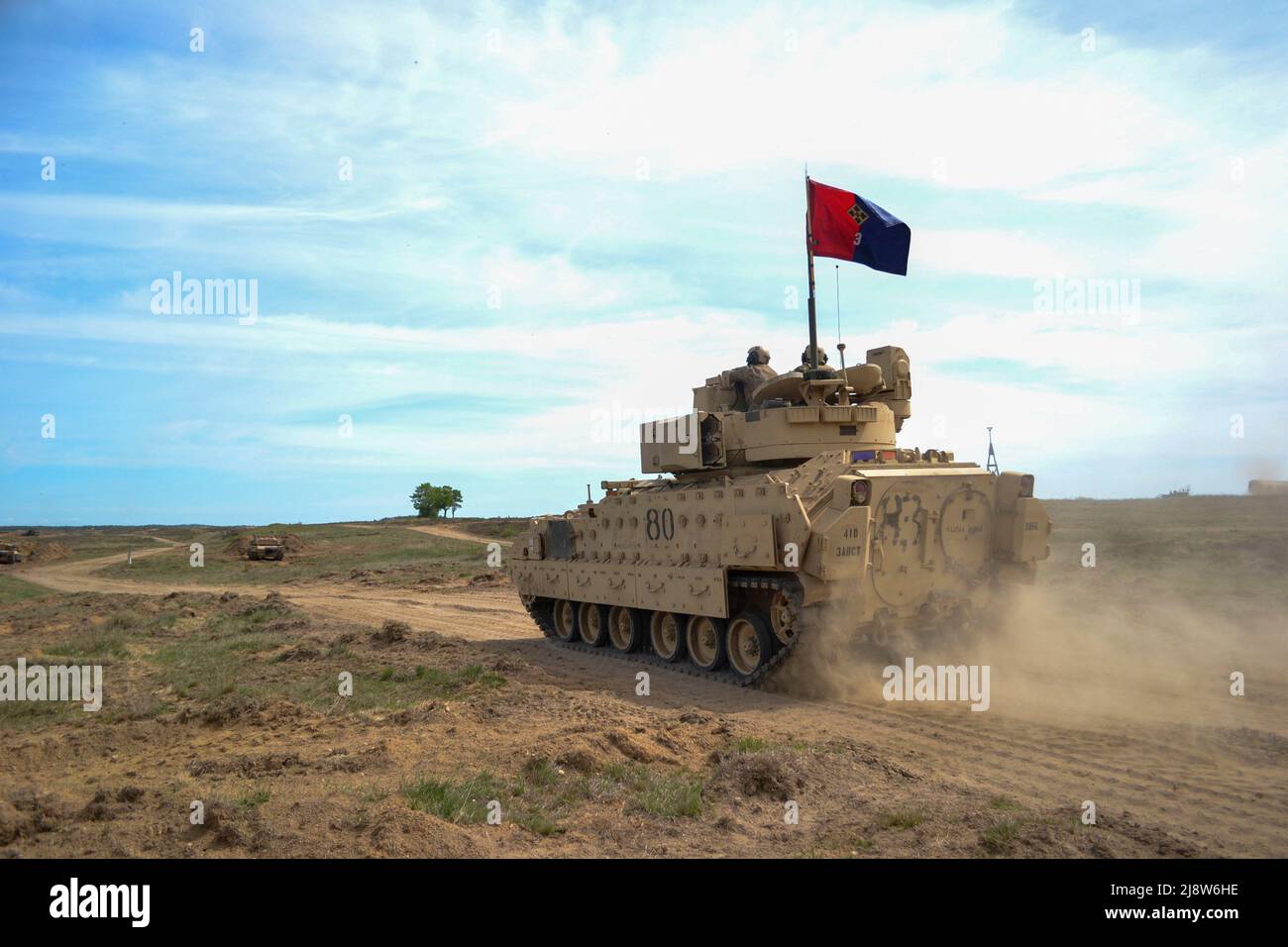 Drawsko Pomorskie, Polonia. 17th maggio 2022. Stephen Capehart, il comandante del 3rd Armored Brigade Combat Team, 4th Infantry Division osserva Exercise Defender Europe 22 dal suo M2A3 Bradley Fighting Vehicle presso Drawsko Pomorskie Training Area, 17 maggio 2022 a Drawsko Pomorskie, Polonia. Credit: Capt. Tobias Cukale/United States Army/Alamy Live News Foto Stock