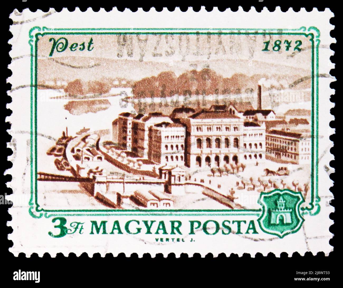 MOSCA, RUSSIA - 14 MAGGIO 2022: Francobollo stampato in Ungheria mostra la vista di Pest, 1872, 100th anniversario fusione di Pest, Buda e Obuda (Budapest) Foto Stock