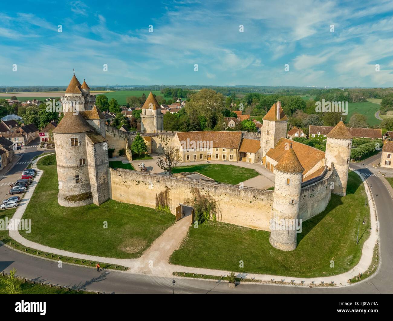 Veduta aerea del castello di Blandy nel nord della Francia fortezza feudale tipica trasferita in residenza signorile in stile gotico, recinzione esagonale, Foto Stock