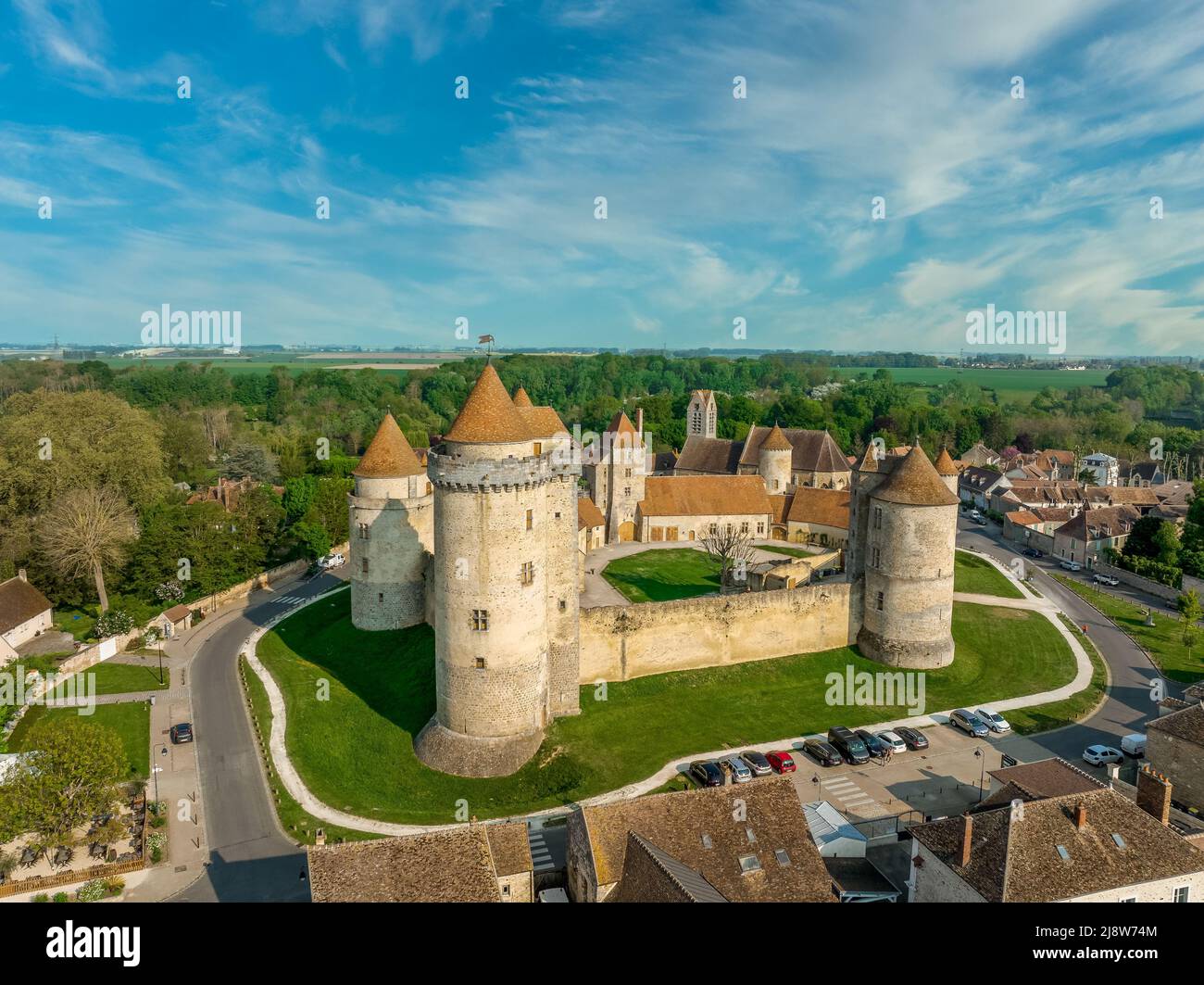 Veduta aerea del castello di Blandy nel nord della Francia fortezza feudale tipica trasferita in residenza signorile in stile gotico, recinzione esagonale, Foto Stock