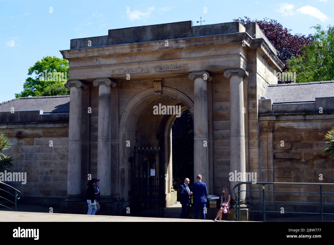 SHEFFIELD. SOUTH YORKSHIRE. INGHILTERRA. 05-14-22. L'ingresso principale dei Giardini Botanici su Clarkehouse Road. Foto Stock