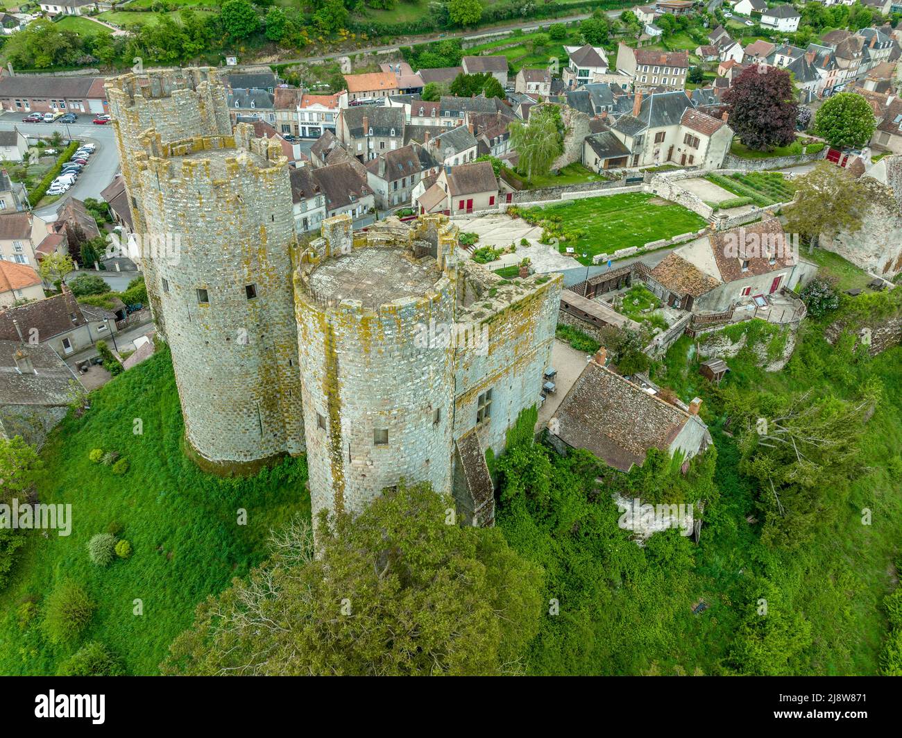 Veduta aerea di Borbone-l'Archambault antico castello della famiglia reale rovinato durante la rivoluzione, con tre torri gotiche circolari sopravvissute su un Foto Stock