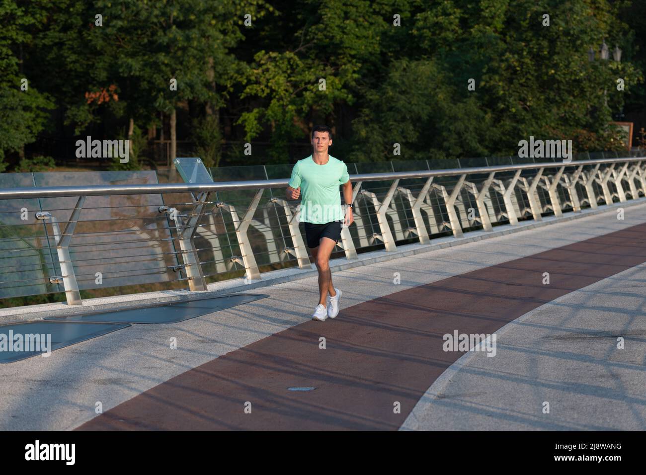 atletico uomo sprinter correre in sportswear outdoor Foto Stock