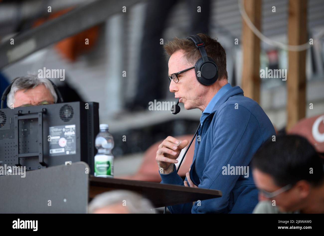 Ratingen, Germania. 07th maggio 2022. Frank BUSEMANN (esperto di atletica) con micro, microfono, al lavoro, moderatore, live stream, Il 05/07/2022 riunione della lotta multipla Athletics Stadtwerke Ratingen, dal 05/07/2022 al 05/08/2022 a Ratingen/Germania. Â Credit: dpa/Alamy Live News Foto Stock