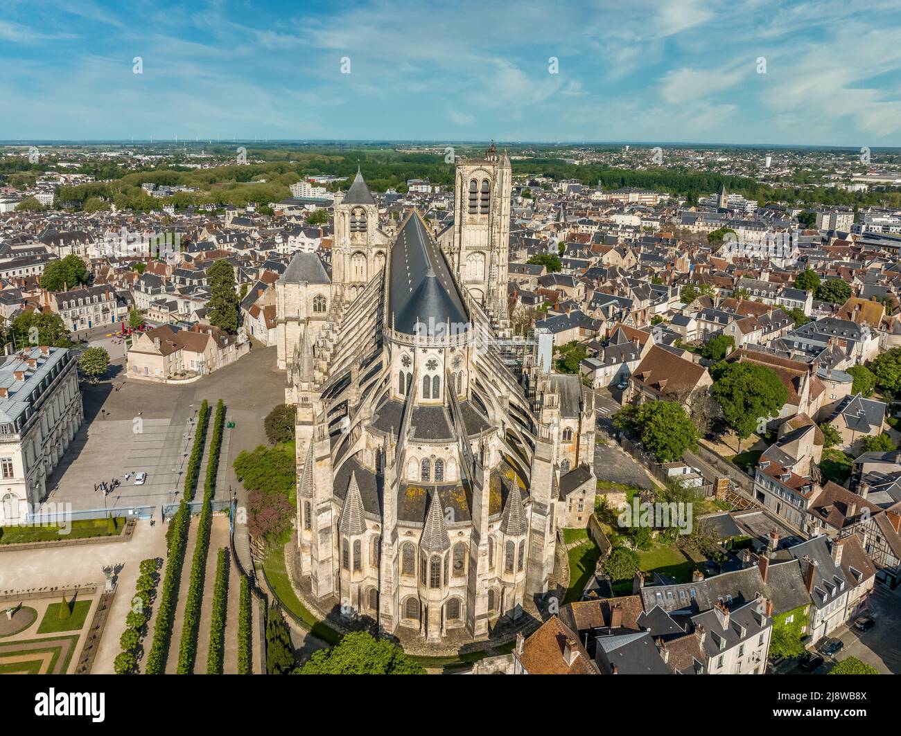 Veduta aerea della città medievale di Bourges, nel centro della Francia, con il capolavoro gotico della cattedrale di Santo Stefano Foto Stock