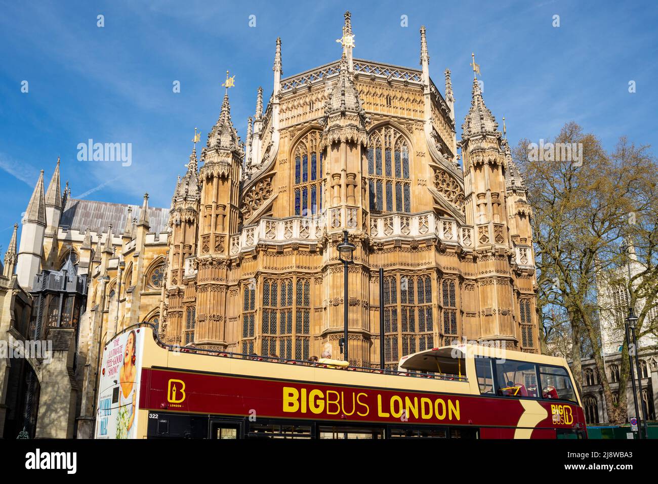 Autobus Big Bus London tour bus passando per l'Abbazia di Westminster. Chiesa abbaziale gotica nella città di Westminster, Londra, Regno Unito. Henry VII Chapel estremità est dell'Abbazia Foto Stock