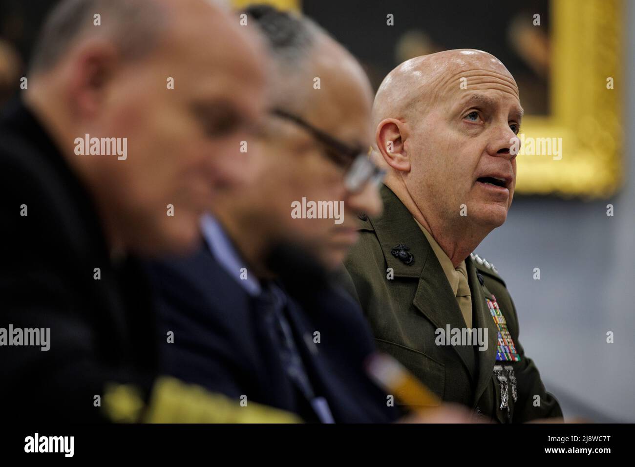 Washington, Stati Uniti d'America. 18th maggio 2022. Il generale David Berger, comandante del corpo dei Marine, testimonia durante un'audizione della Camera Committee on Appropiations SubCommittee on Defense sulla proposta di richiesta di bilancio per il corpo della Marina e della Marina degli Stati Uniti per l'anno fiscale 2023 a Washington, DC, il 18 maggio 2022. Credit: Samuel Corum/CNP/Sipa USA Credit: Sipa USA/Alamy Live News Foto Stock