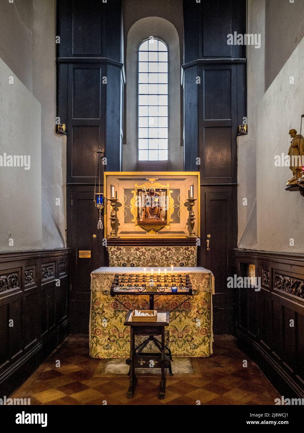 Alter con candela votiva stand nella cappella della Chiesa Vecchia di San Pancras. Londra. Foto Stock
