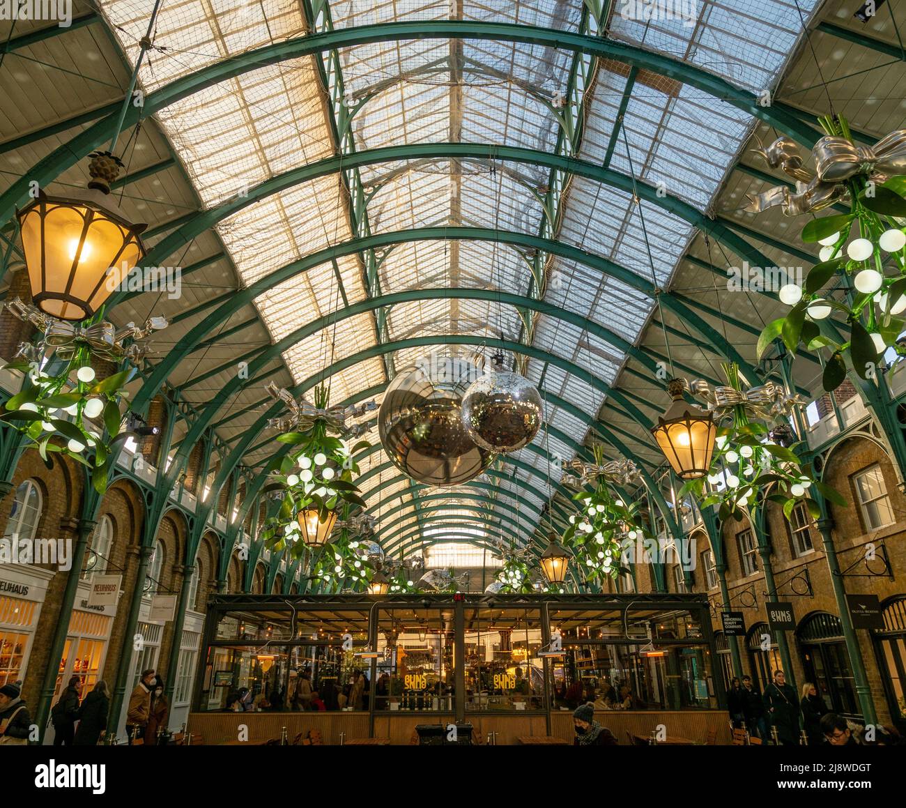 Covent Garden Market Hall decorato con grandi decorazioni natalizie illuminate Mistletoe. Londra. Foto Stock