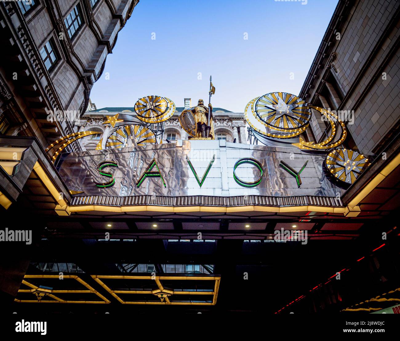 L'iconico baldacchino d'argento del Savoy Hotel con decorazioni natalizie illuminate. Londra. Foto Stock